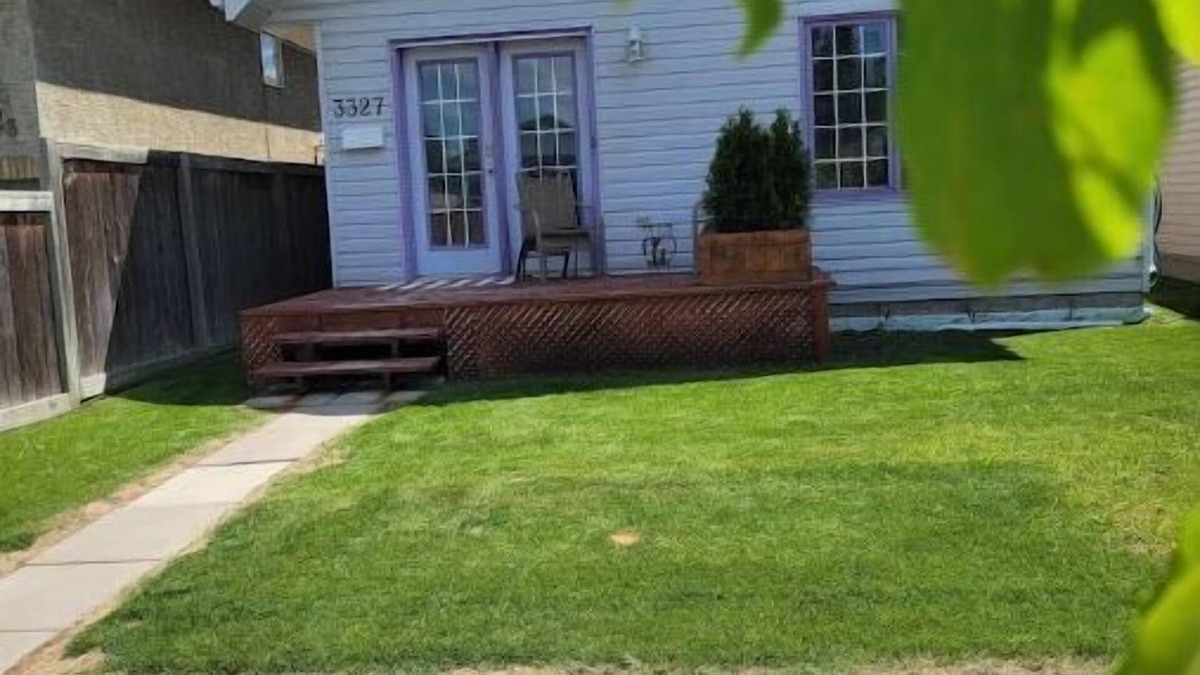 Sylvan Lake Cottage | *The LakeHouse* Character n' charm await one block from the beach.