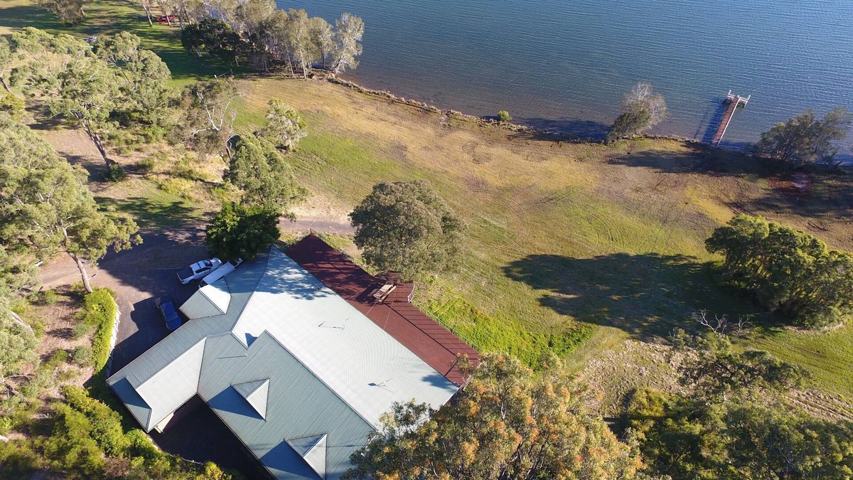 Coomba Park House | The Lakehouse - SLEEPS 12 Comfortably in 5 Bedrooms and 3 Bathrooms