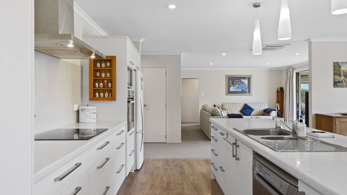 Tauranga House | The Lakehouse - Tauranga Holiday Home