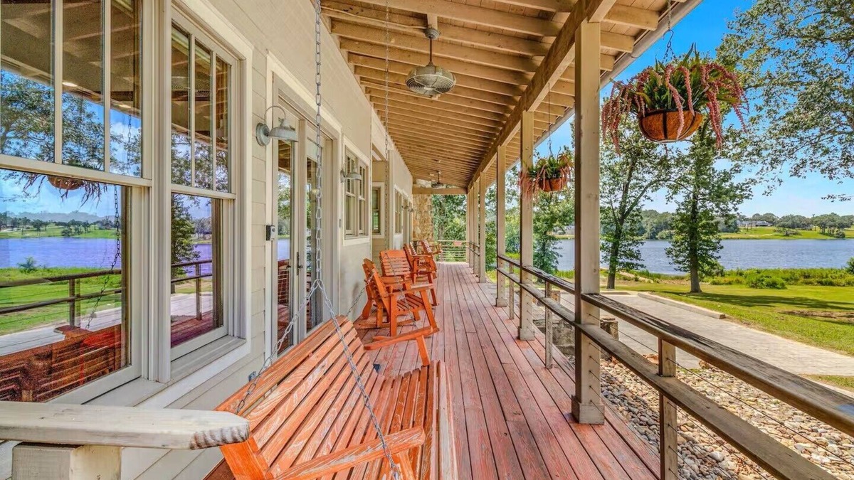 Lindale Condo | The Lakeside Giddy Up Getaway - Explore Lindale's Wineries and Canton Trade Days