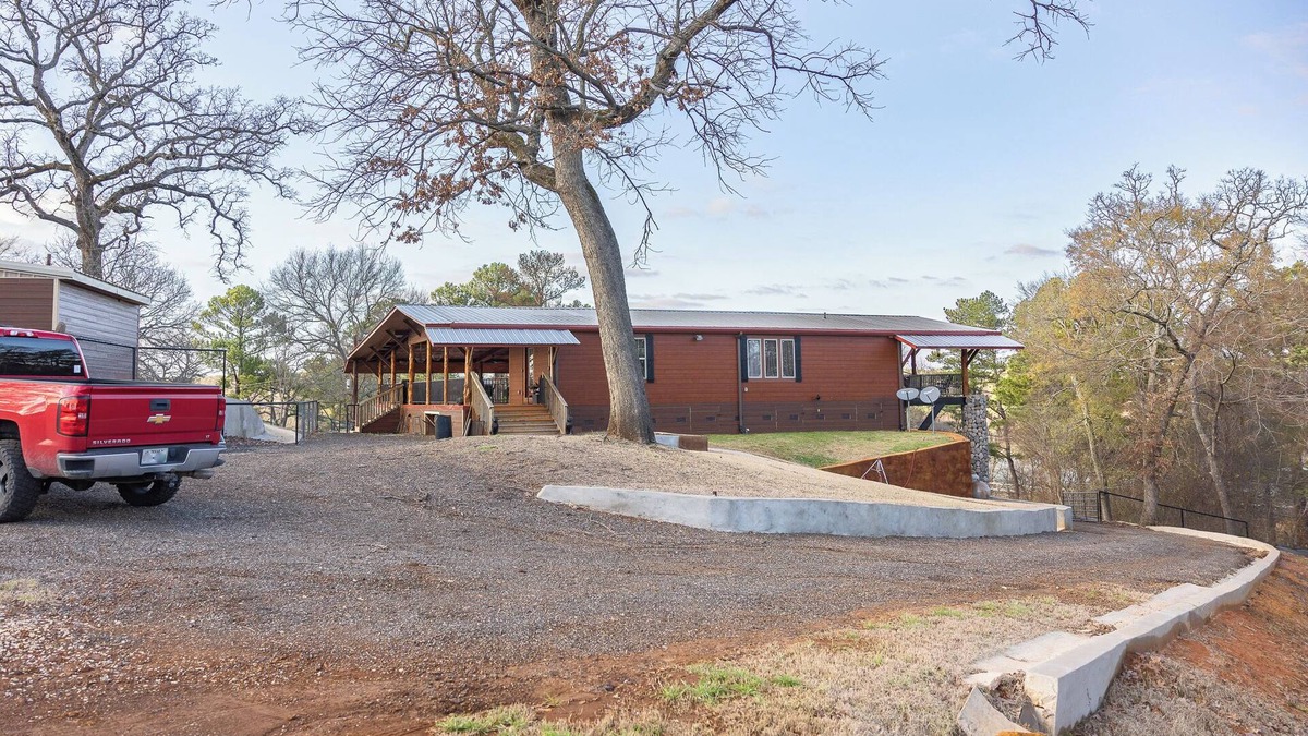 Bullard House | The Lakeside Lodge On 3 Acres - Sleeps 20 - 1 Minute Walk to Lake - Pet Friendly