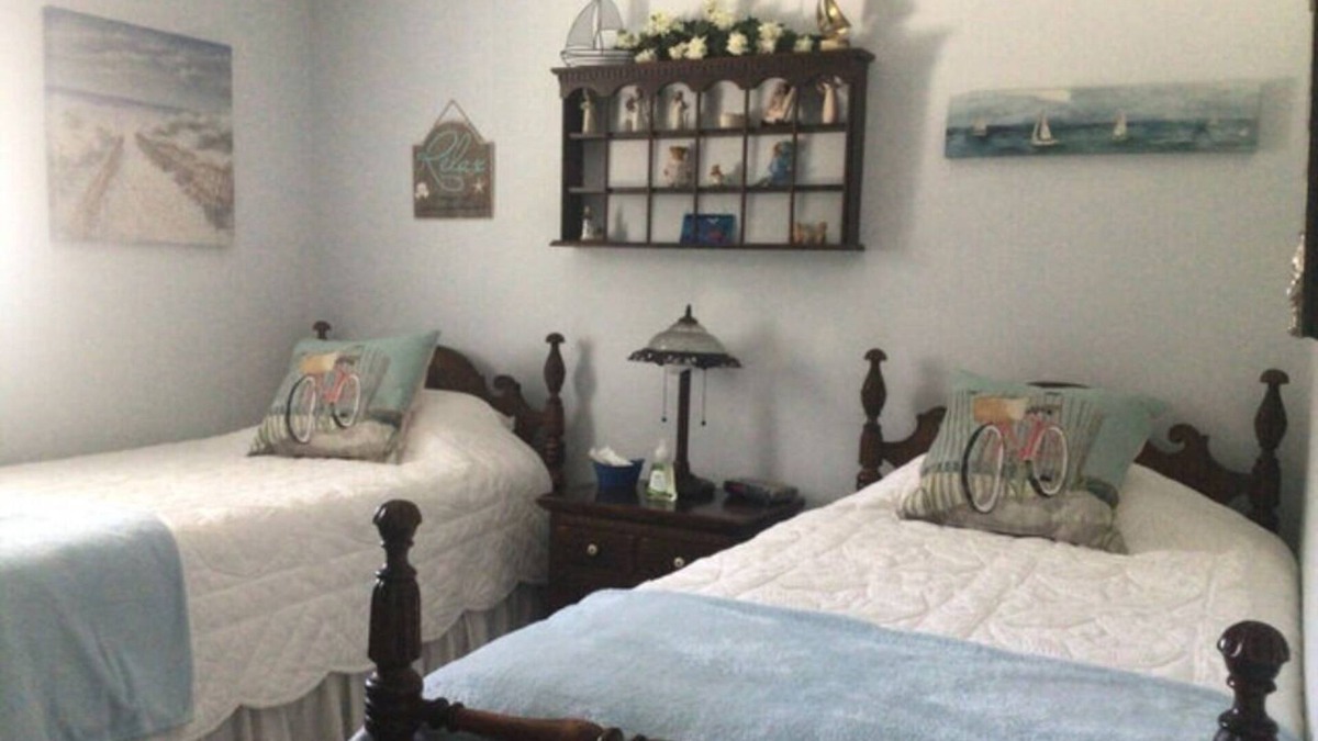 Norwich Bed & Breakfast | The Lakeside Room w/ two twin beds
