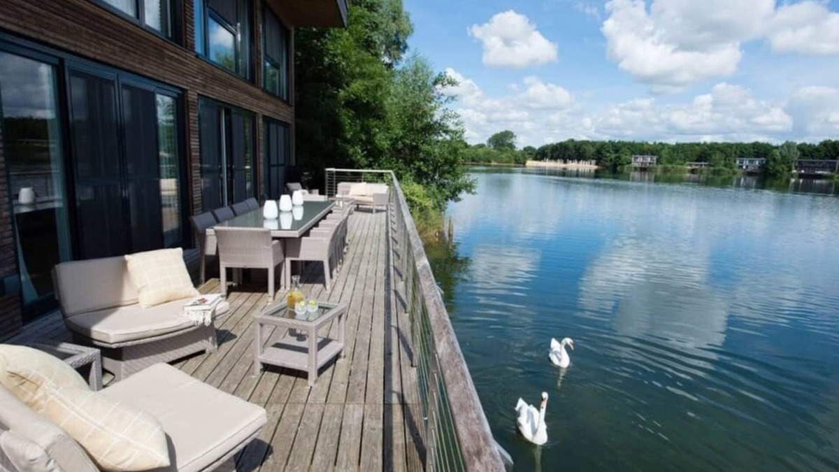 Lechlade Villa | The Lakeside Villa at the Lakes By Yoo, Cotswolds