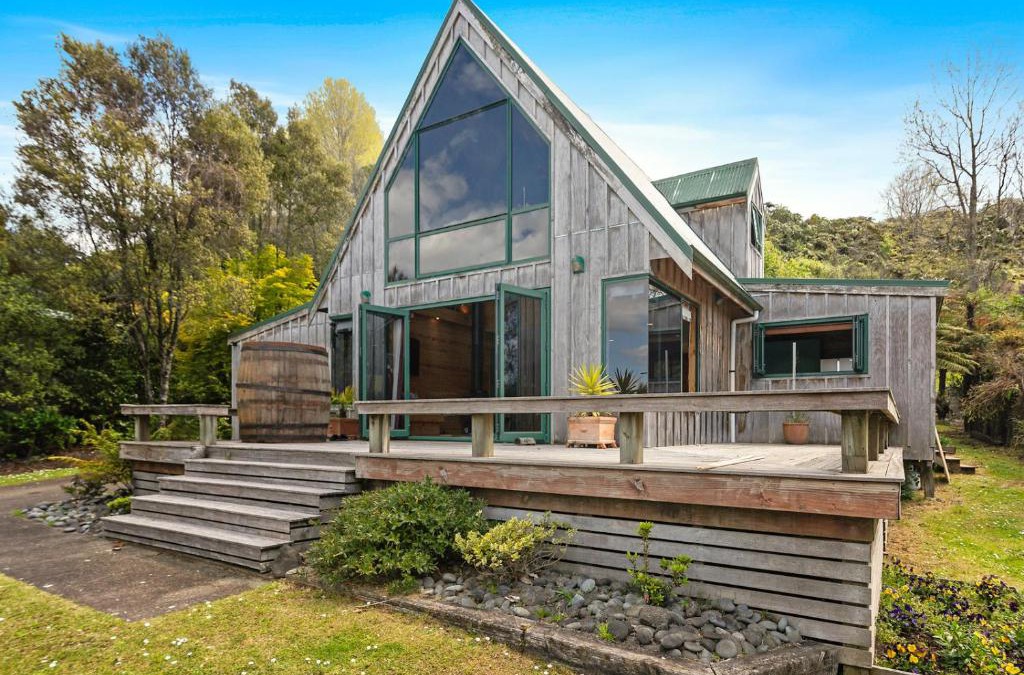 Lake Tarawera House | The Lakeview Chalet - Lake Tarawera Holiday Home
