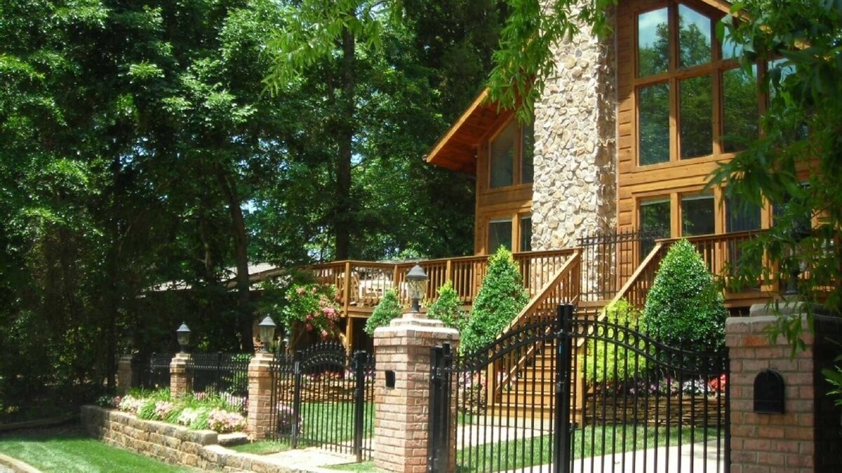 Southmont House | The Lakeview House - access to pier/dock, fire pit and lake access