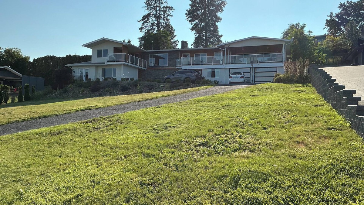 Central Okanagan Apartment | THE LAKEVIEW LOOKOUT, 1 Bedroom - Sleeps 2- walking distance to Lake & Wineries.