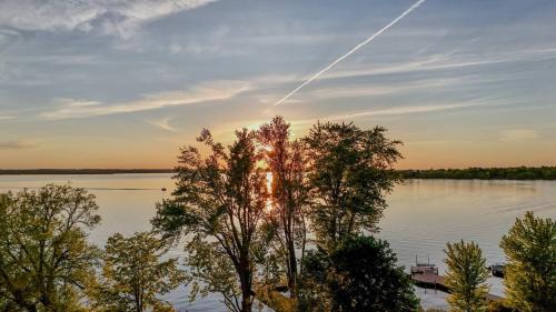 Georgina Villa | The Lakeview Serenity Cottage