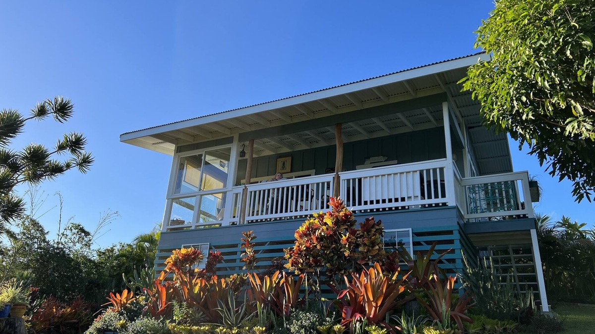 Honokaa Cottage | "The land of Sunshine" - fantastic ocean views, peaceful, romantic getaway