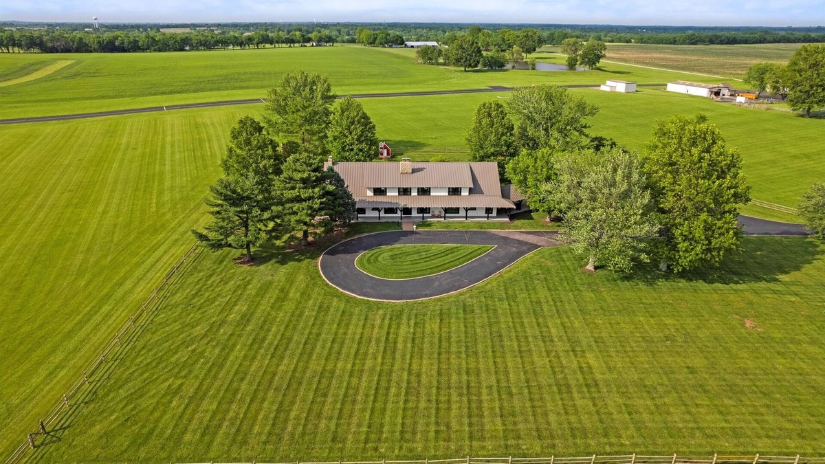 Pleasant Hill House | The Landing(43MO) - Luxurious Lodge Sleeps 20 + Airway Strip + Hot Tub