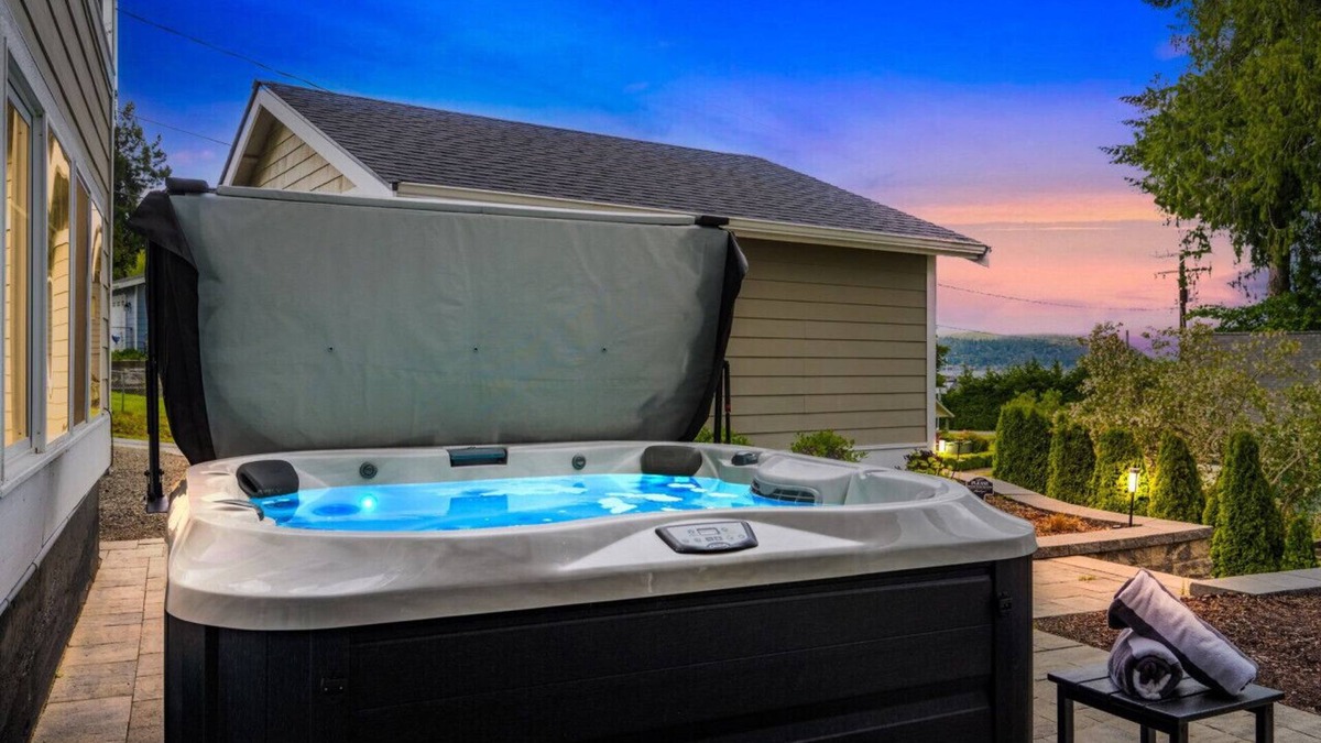 Manchester House | The Landing - Waterviews, Beach Access, & Hot Tub