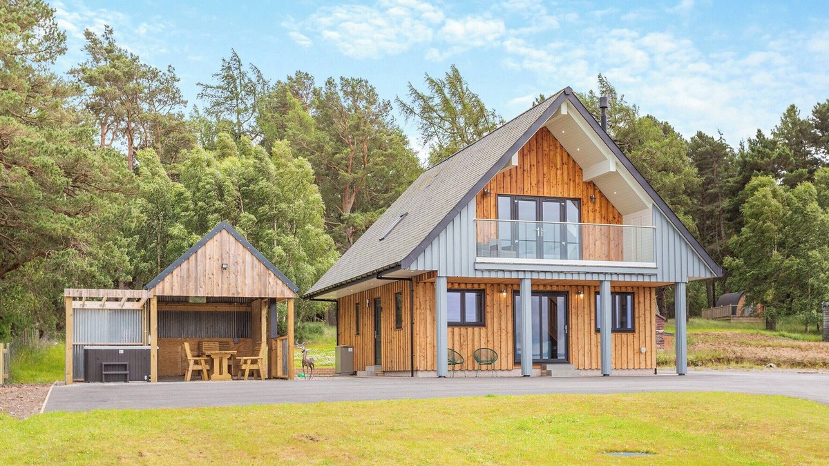 Dingwall Cottage | The Larches - UK46804