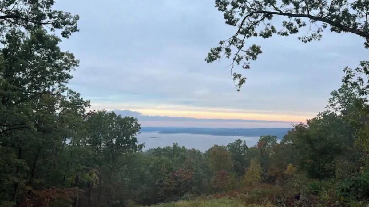 Elizabeth Cottage | The Lark Haus: Luxury Home with stunning lake view