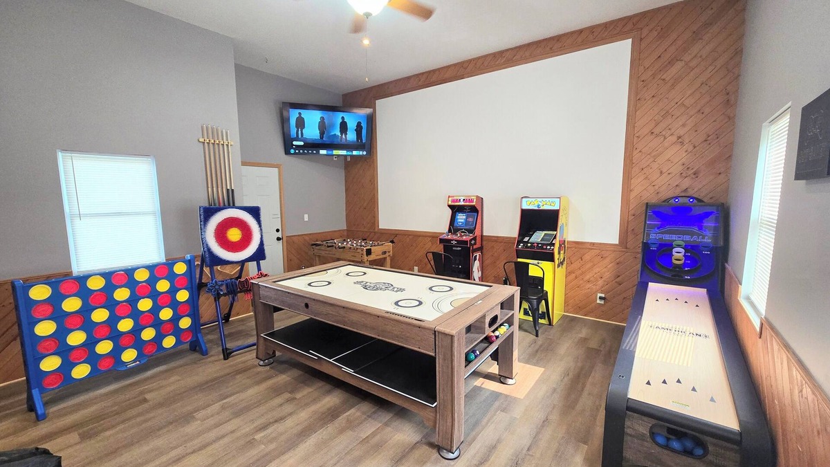 La Salle House | The Lasalle Lounger. Full game room! King beds. Walk to downtown.