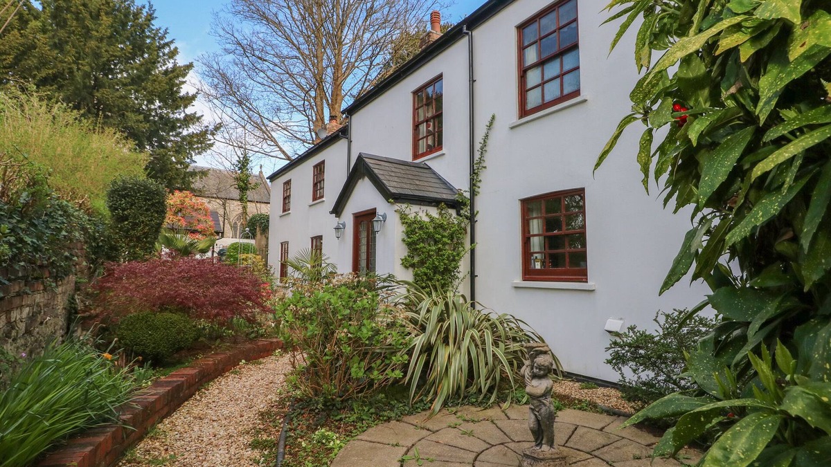St. Fagans Cottage | THE LAURELS FLAT, romantic, country holiday cottage in St Fagans
