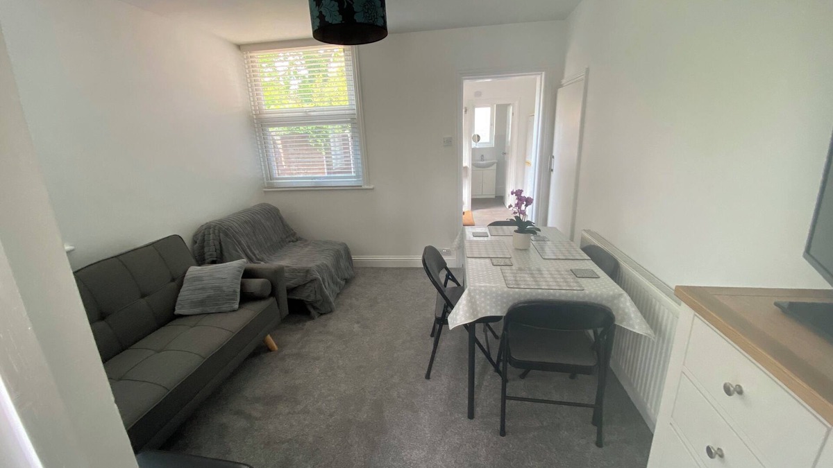 Chelmsford Apartment | The Laurels Lovely Town Centre Apartment-nFive Minutes From The Train Station