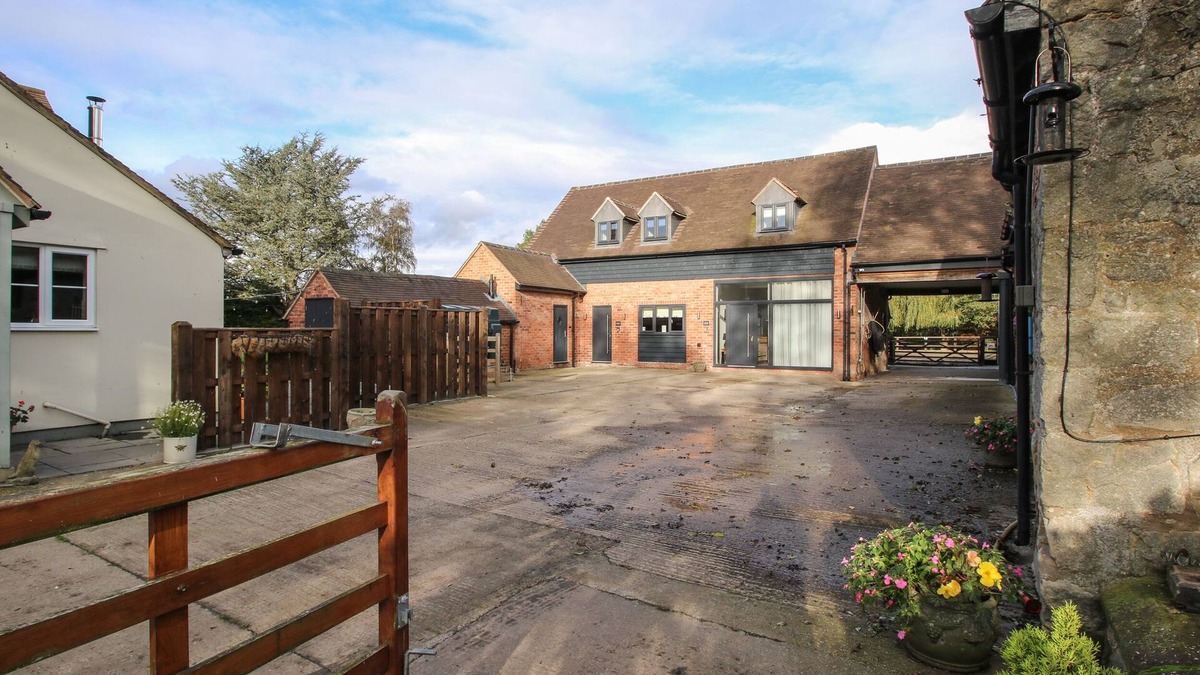 Eaton Mascott House | THE LAWLEY, family friendly, luxury holiday cottage in Dorrington