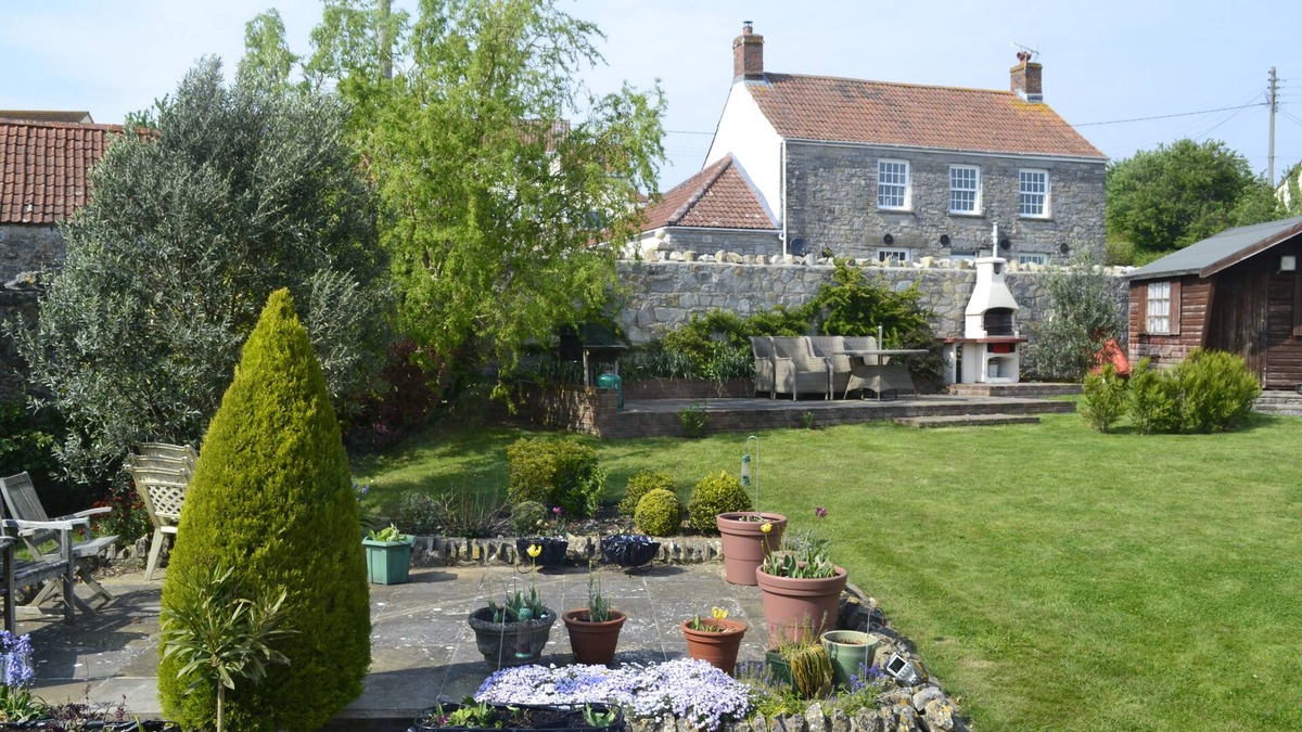 Ashcott Bed & Breakfast | The Lawns Tea Room and B&B