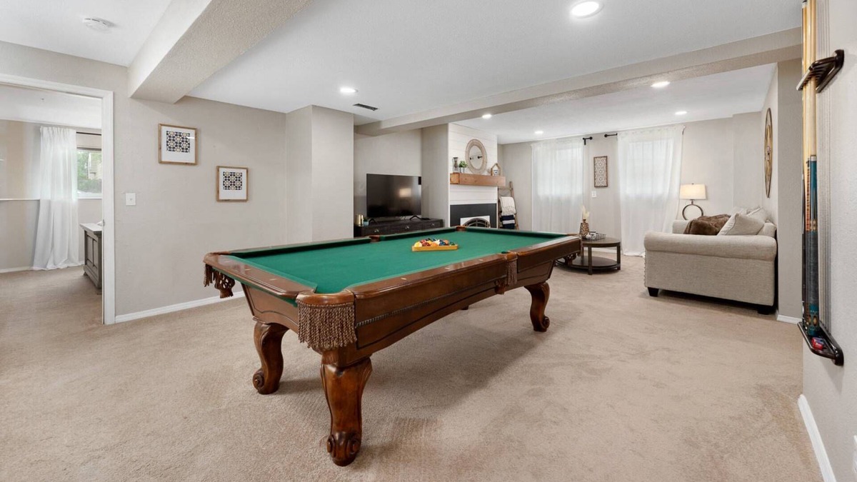 Dakota Station Apartment | The Layover in Littleton..Hot Tub..Pool Table!