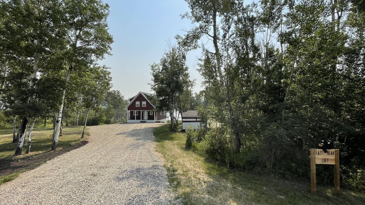 Division No. 16 House | The Lazy Bear Loft - Lake Front Paradise