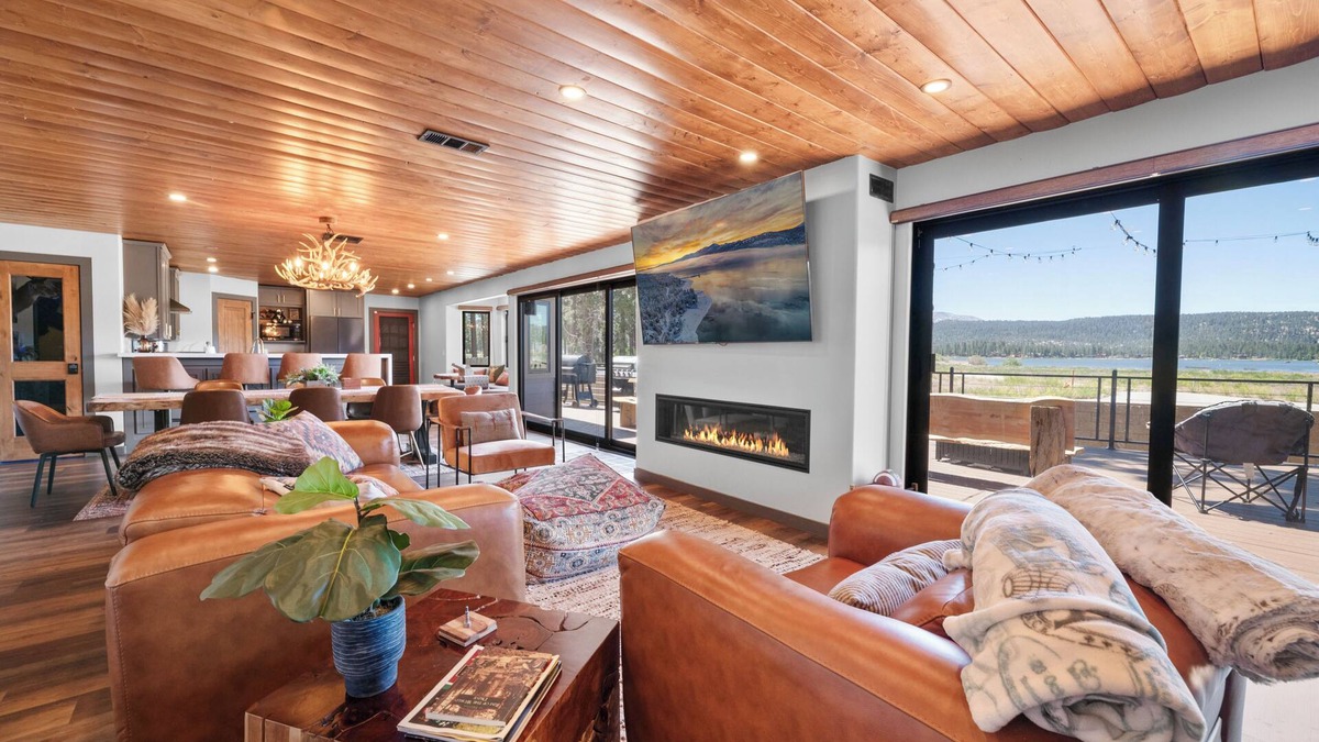 Fawnskin Cabin | The Lazy Bear - Modern, Lake Views, Smart TV, Deck, BBQ