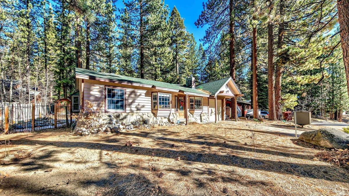 Montgomery Estates Cottage | The Lazy Bear's Den-guests love the backyard, family room and location!