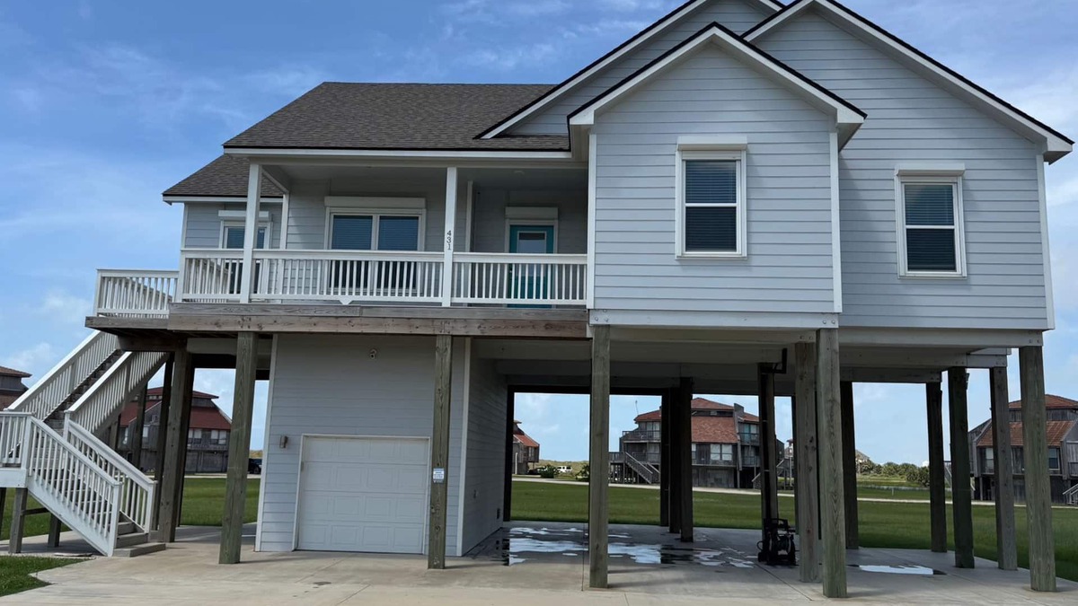 Matagorda House | "The Lazy Coconut," a family and pet-friendly home in beach walking distance.