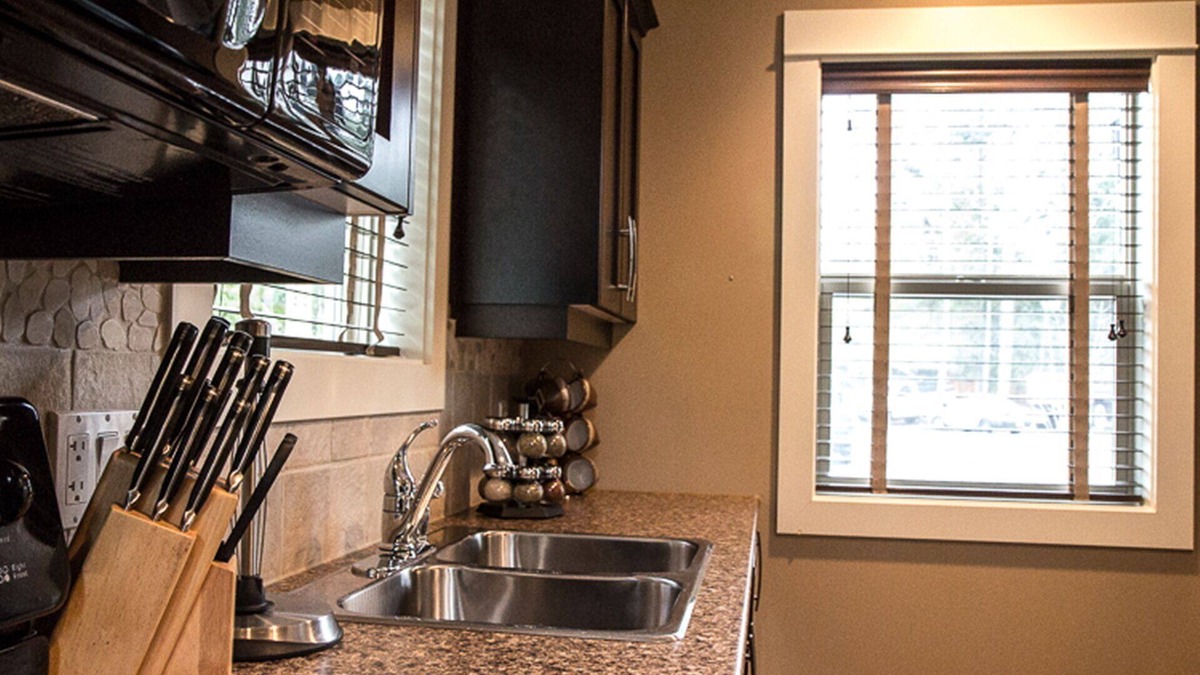 Regional District of Nanaimo Cabin | The Lazy Eagle Cottage is a perfect place to unwind. Special rates for long stay