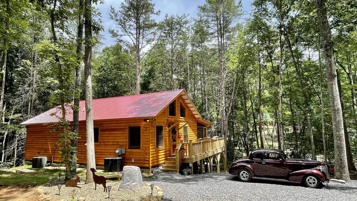 Murphy Cabin | The Lazy Goat Cabin: HotTub, Grill, Fire Pit, Wifi