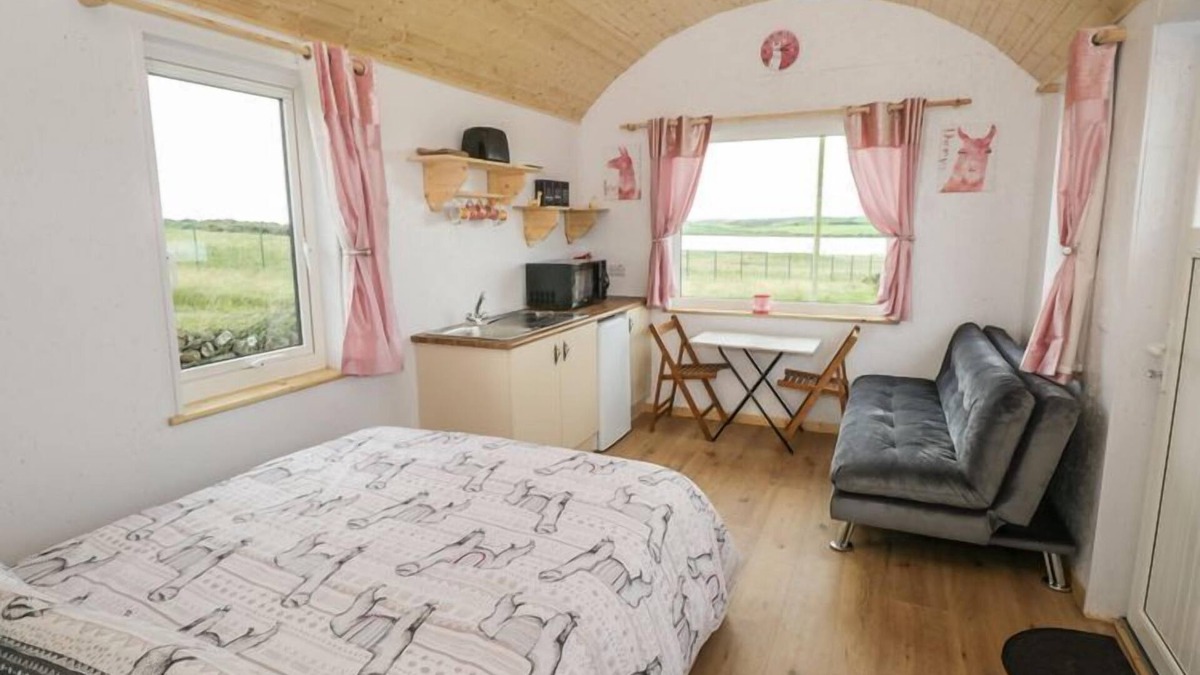 Ballyshannon Apartment | The Lazy Llama Shepherd Hut Campview Farm Stay