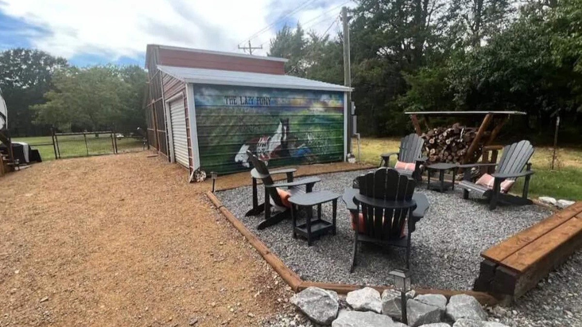 Honey Grove House | The Lazy Pony at the Barn/Hot Tub/3 acres Hiking Trails/Unique Barn Living Area