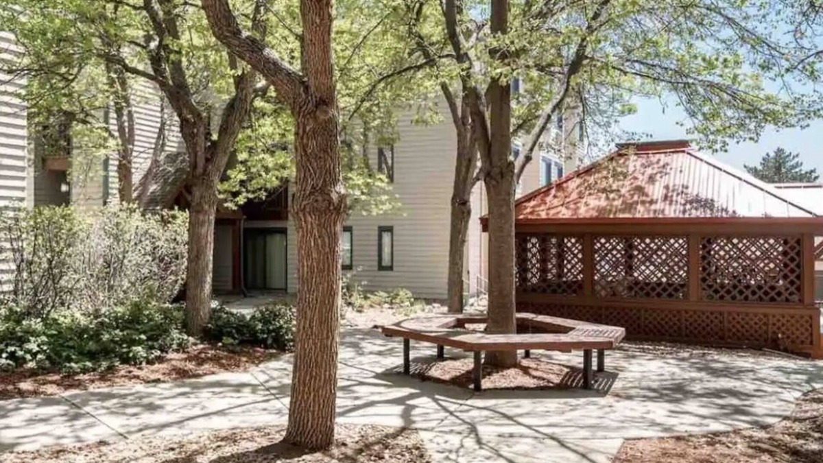 Greenwood Village Apartment | The Leafy Alpine Studio Suite in Englewood, CO𓍊𓋼