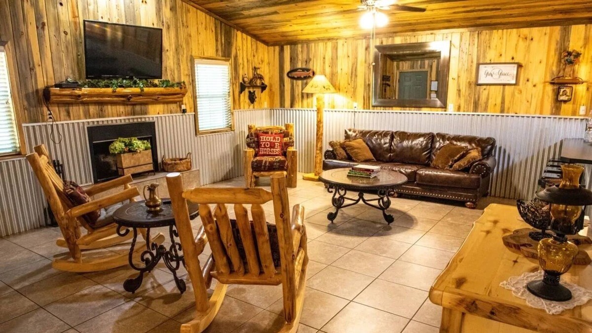 Lindale Cabin | The Leanin` Tree-Nestled amongst the piney woods of East Texas