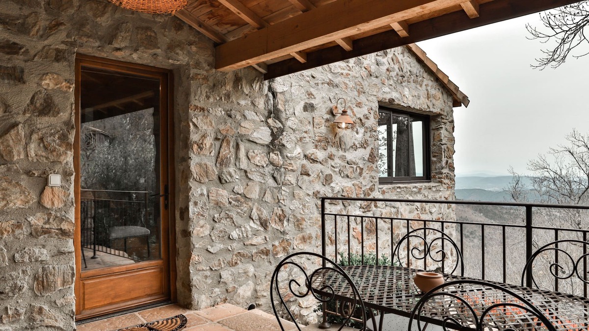 Saint-Laurent-du-Pape Apartment | The Leap of the Wolf