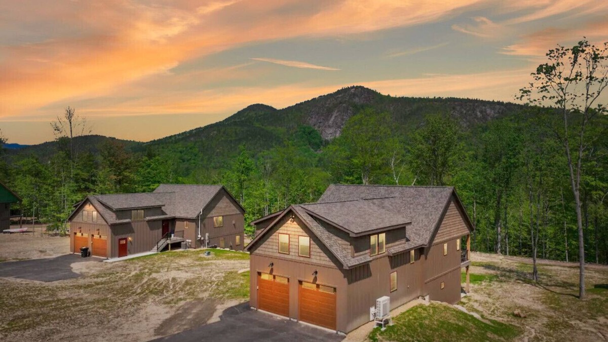 Bartlett House | The Ledgeview Lodge | Brand New, Hot tub, Views