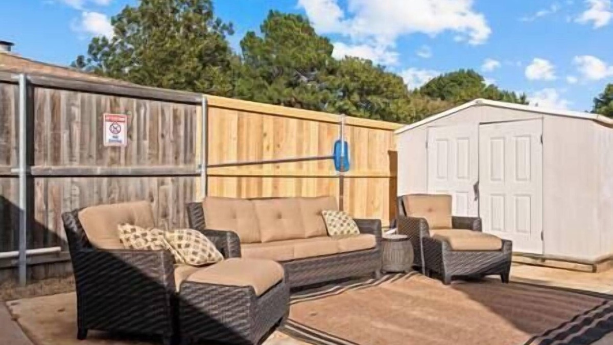 Lubbock House | *The Legends* Pool, Putting Green & Fire Pit