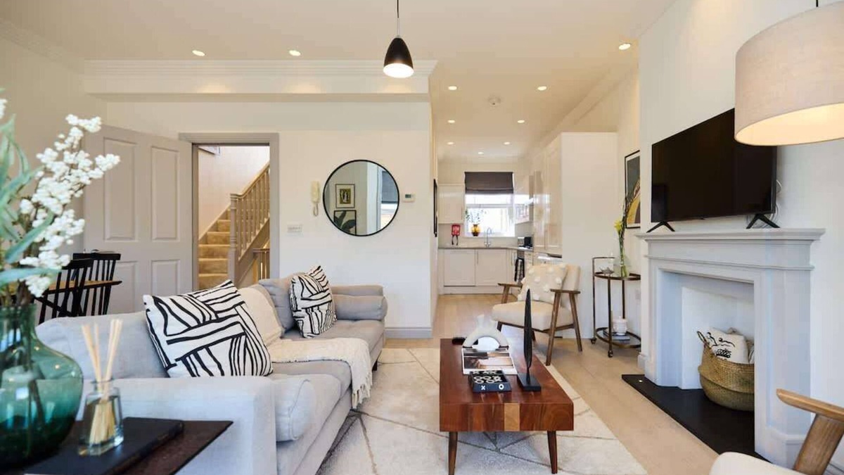 Harlesden Apartment | The Leghorn Quarters - Modern 3 Bdr with Balcony