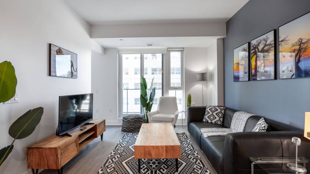 Centretown West Apartment | The Lennox 1 BR + DEN