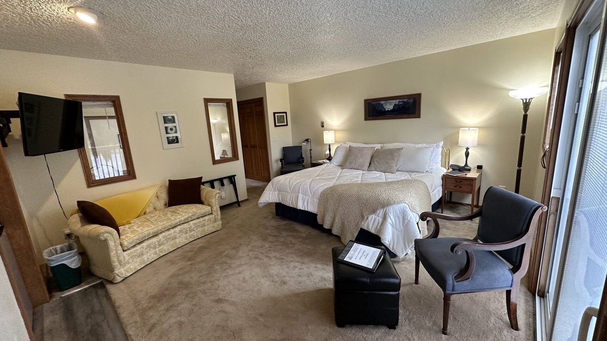 Woodland House | The Lewis River Salmon Shores - Waterfront View & Fishing, Book It Now!