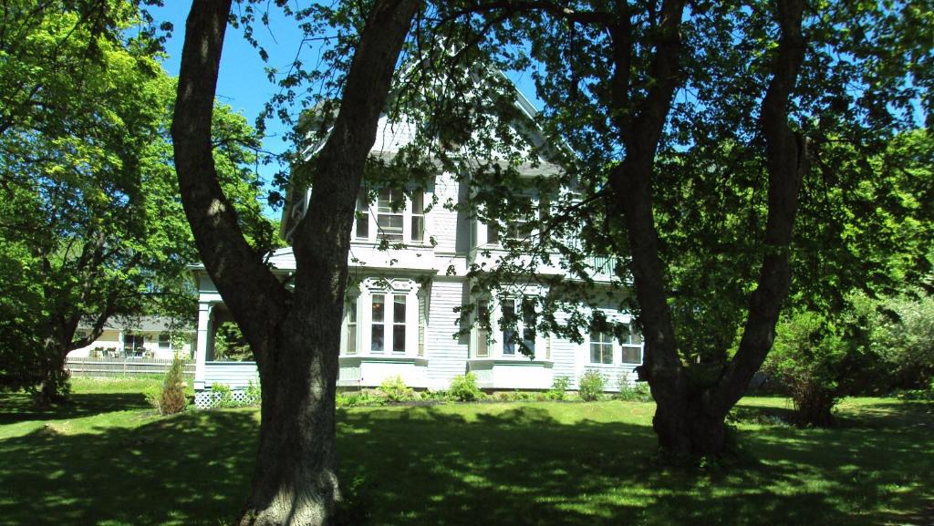 Souris Bed & Breakfast | The Library Inn