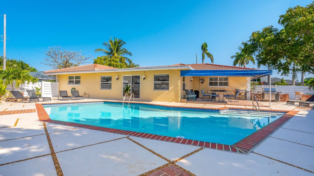 Lighthouse Point House | The Lighthouse 4/3 -10 Guests - Heated Pool - bbq