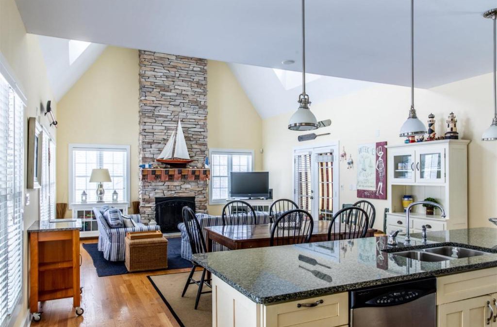 Union Pier House | The Lighthouse in Lakeshore Cottages