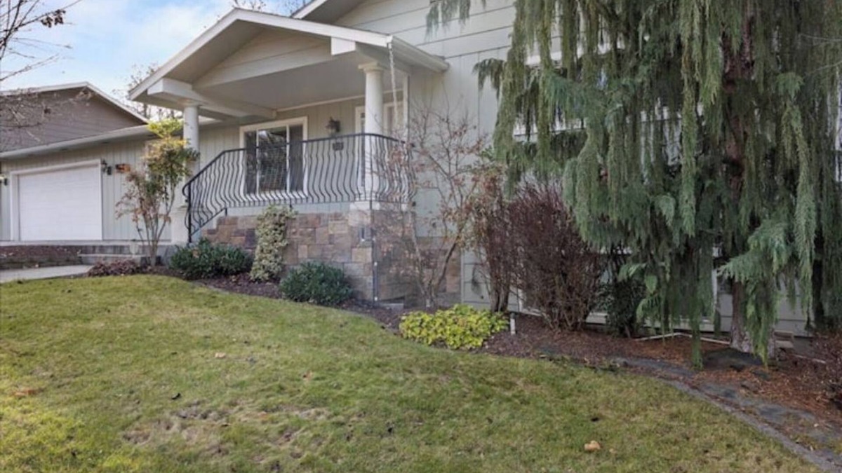 College Place House | The Lilac Suite - Private Outdoor Deck, Newly Renovated, 3 miles to downtown WW