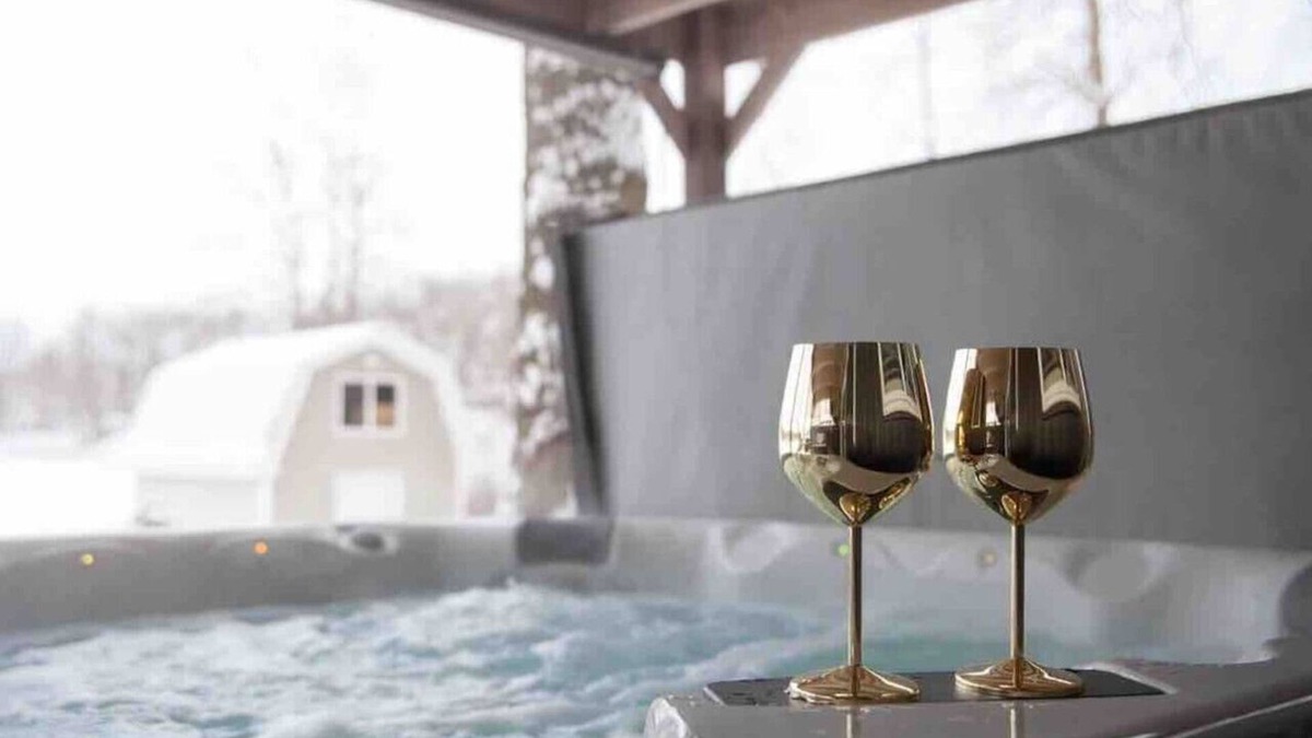 Bitely Cottage | The Lilley Pad w/HotTub & Private Beach