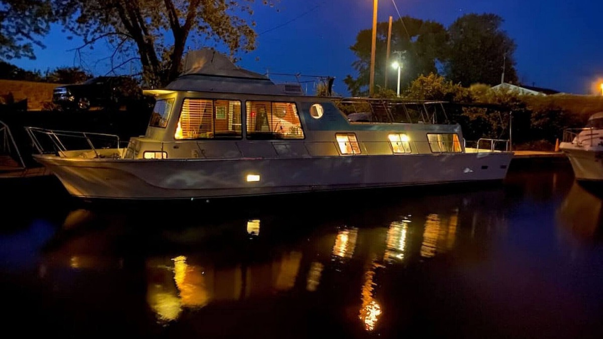 Sabula Boat Rental | The "Lily Pad" Boatel Houseboat