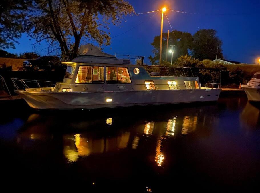 Sabula Boat Rental | The Lily Pad Boatel Houseboat