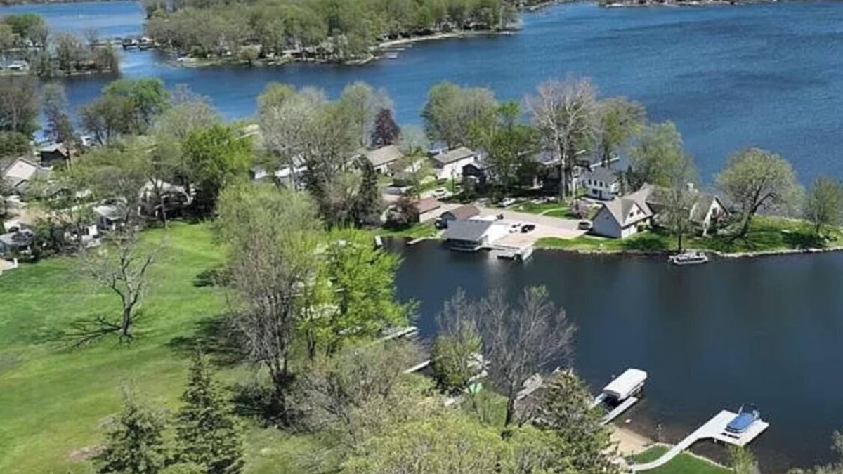 Lakeland Cottage | 🌟”The Lily Pad” Cottage🏡🚣♀️Strawberry Lakefront Fun on the Huron River Lake Chain!