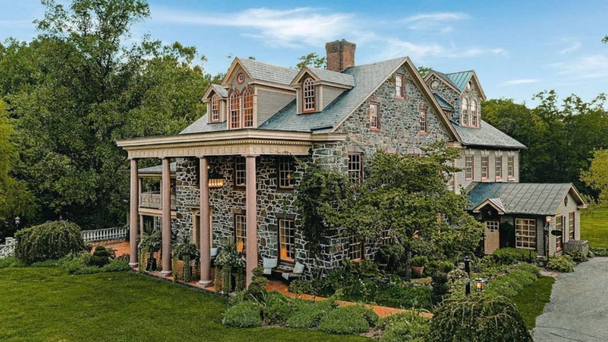 Elizabethtown House | The Lincoln Lounge at Moonstone Manor