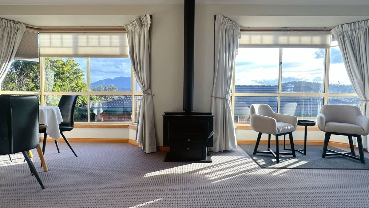 Lindisfarne House | The Lindisfarne Loft - close to CBD and Airport