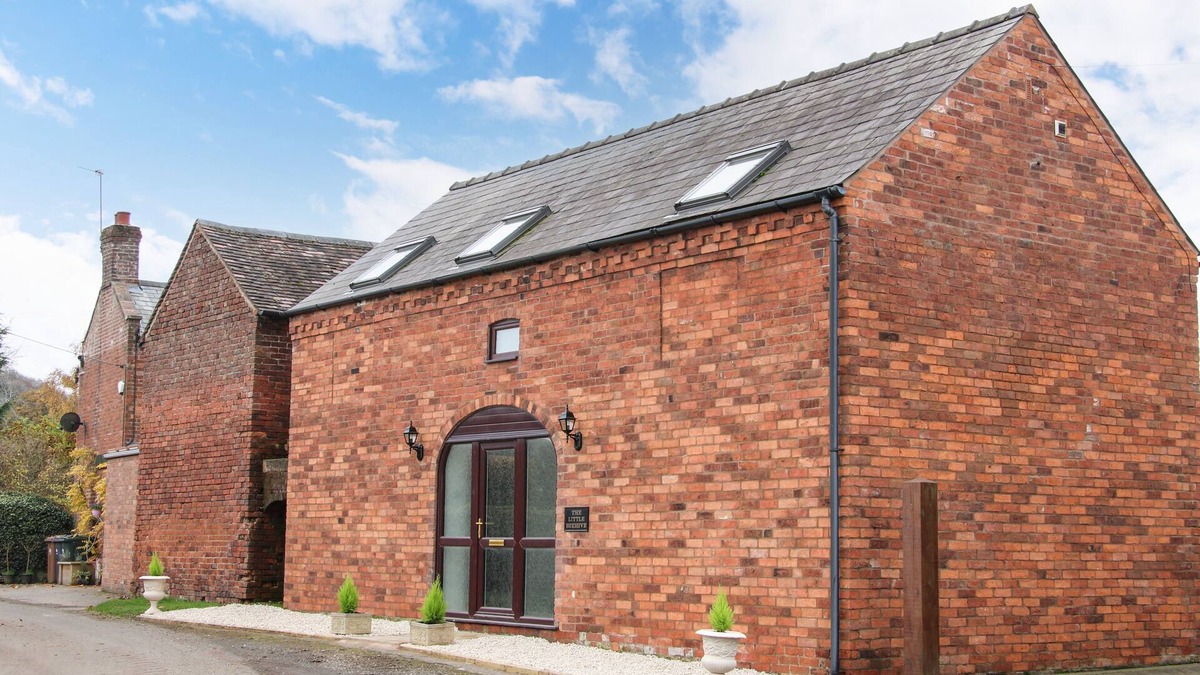 Abberley Cottage | THE LITTLE BEEHIVE, pet friendly, with hot tub in Abberley