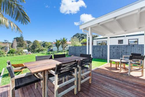 Oneroa House | The Little Blue Bach in Oneroa Village by Waiheke Unlimited